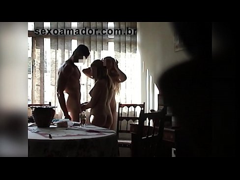 ❤️ Sexvänner bjuder in en gigantisk man och en trekant med honom ❤️ Kvalitets sex at us ❌️